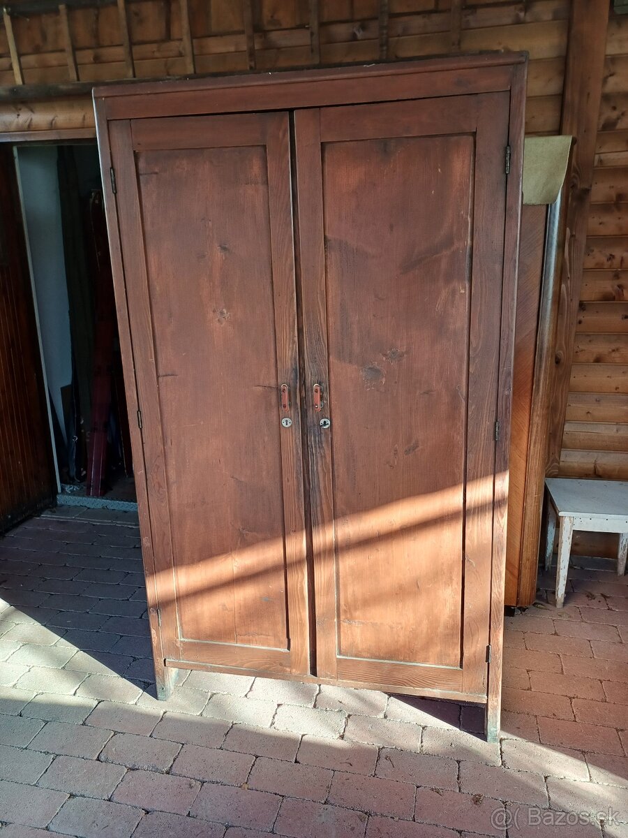 Starožitná skriňa