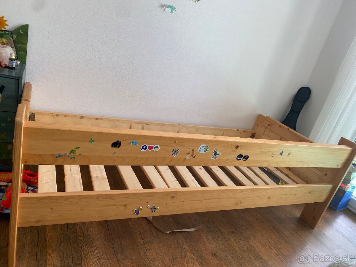 Kvalitná masívna drevená posteľ 180 x 90