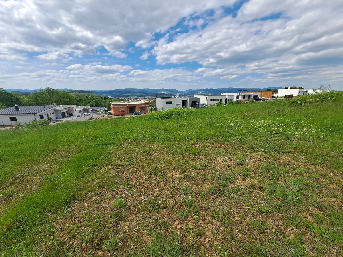 Exkluzívny - Medové lúky 822m2 s výhľadom, aj ako investičný