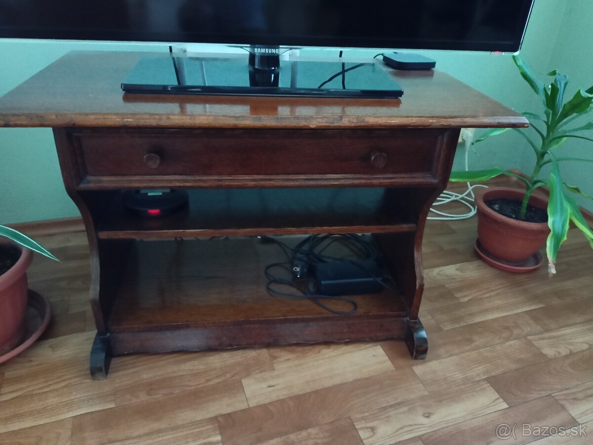 Stolík pod televízor