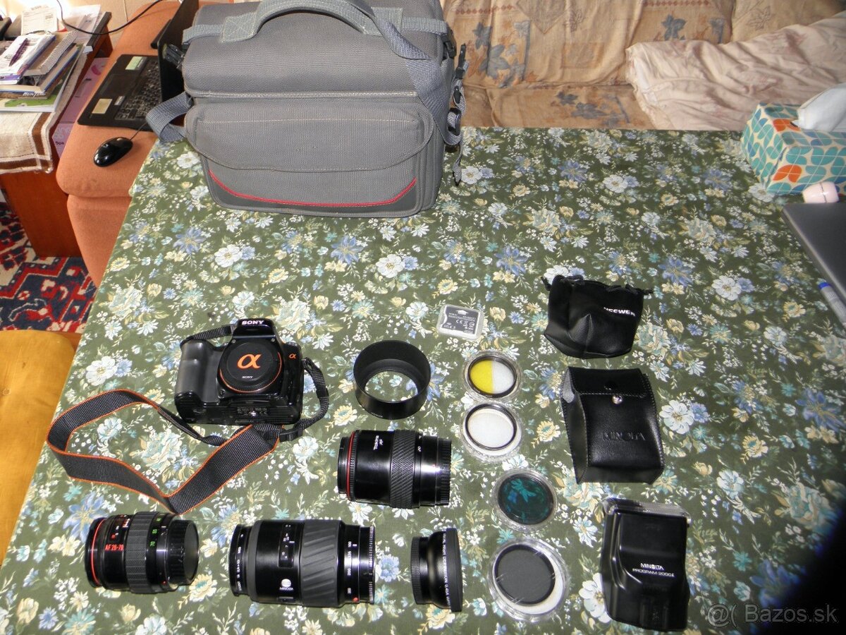 Sony Alpha A100 s objektivmi a prislusenstvom