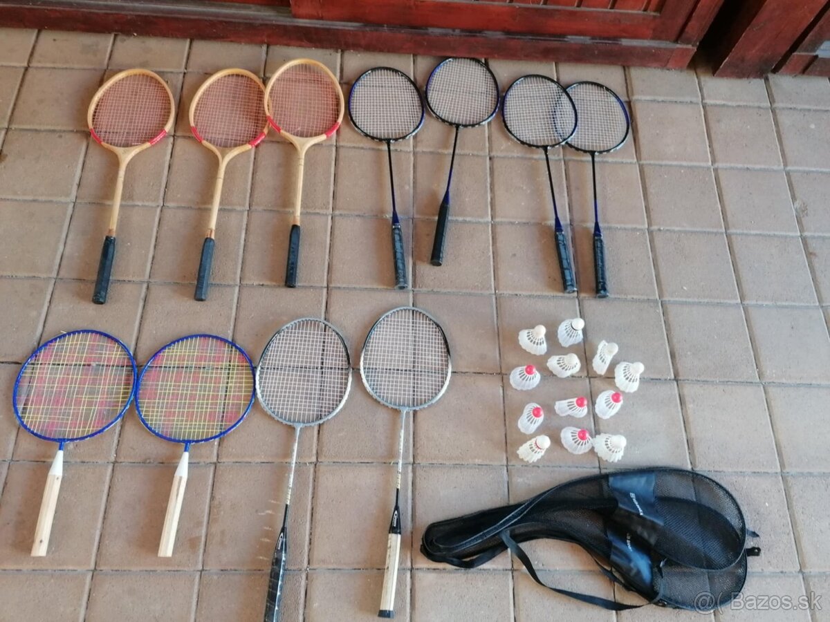 Badmintonové, ping pongové rakety, hokejky