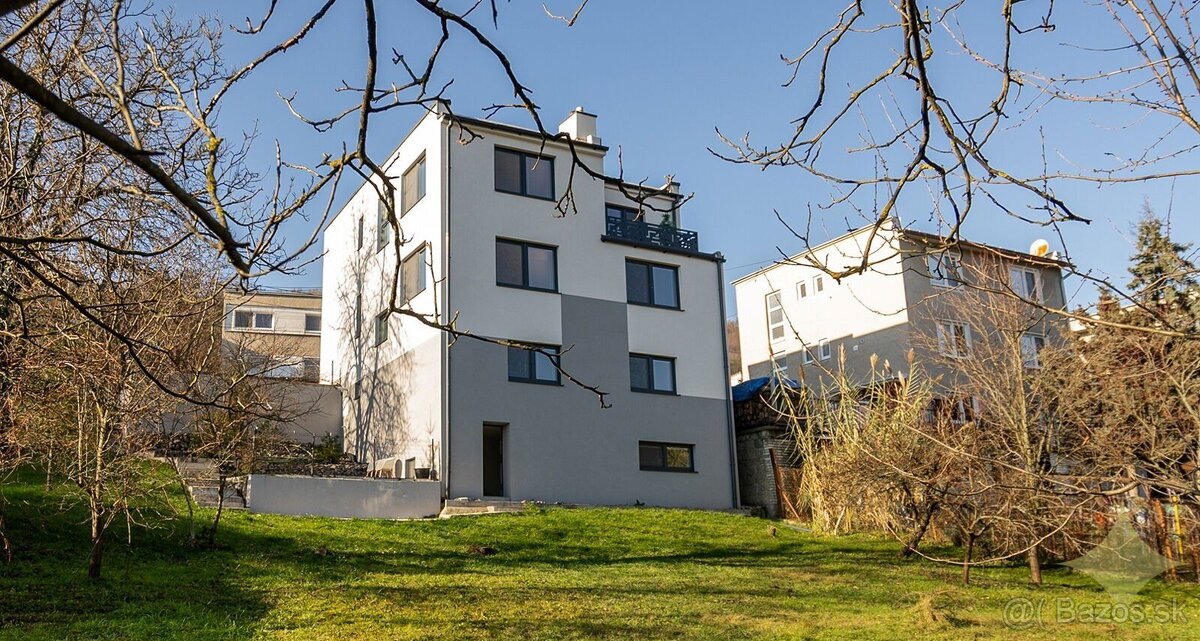 REZERVOVANÉ - Dom kráľovských rozmerov. 7i Nová Baňa.