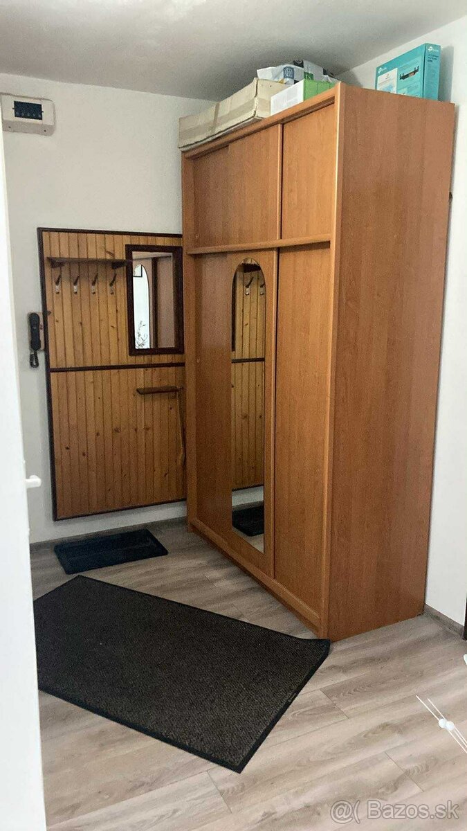 Skriňa + vešiakova stena