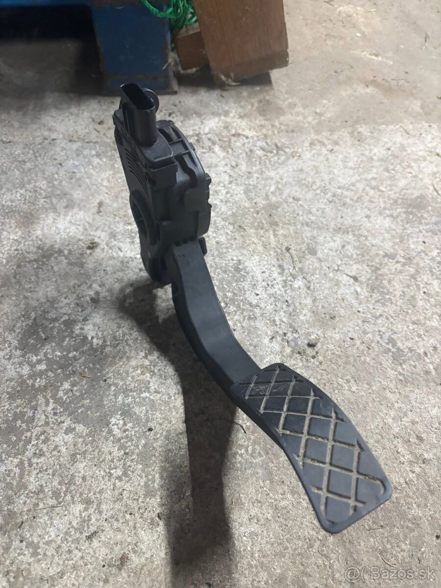 Audi a6c6 plynový/brzdový pedál