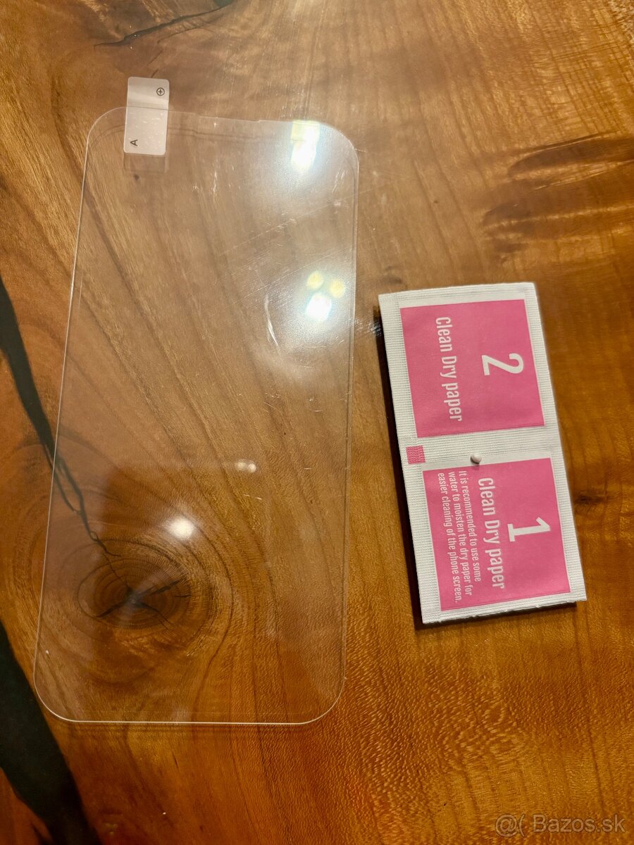 Nove tvrdene sklo iPhone 16