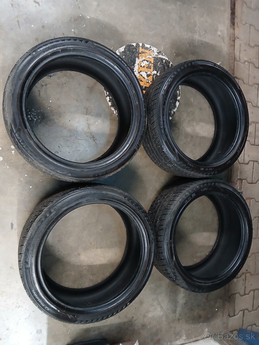 225/40R18
