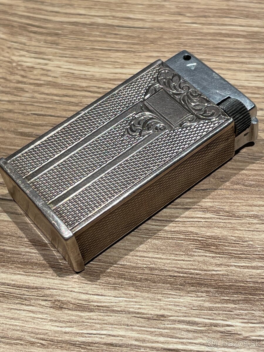 Strieborný benzínový zapaľovač