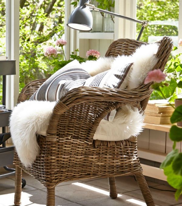 Ratanové kreslo IKEA podložkou na sedenie