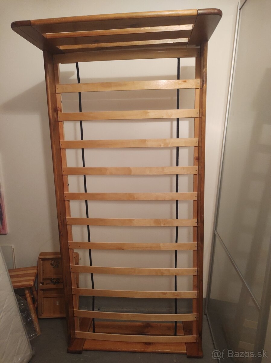 Posteľ s roštom
