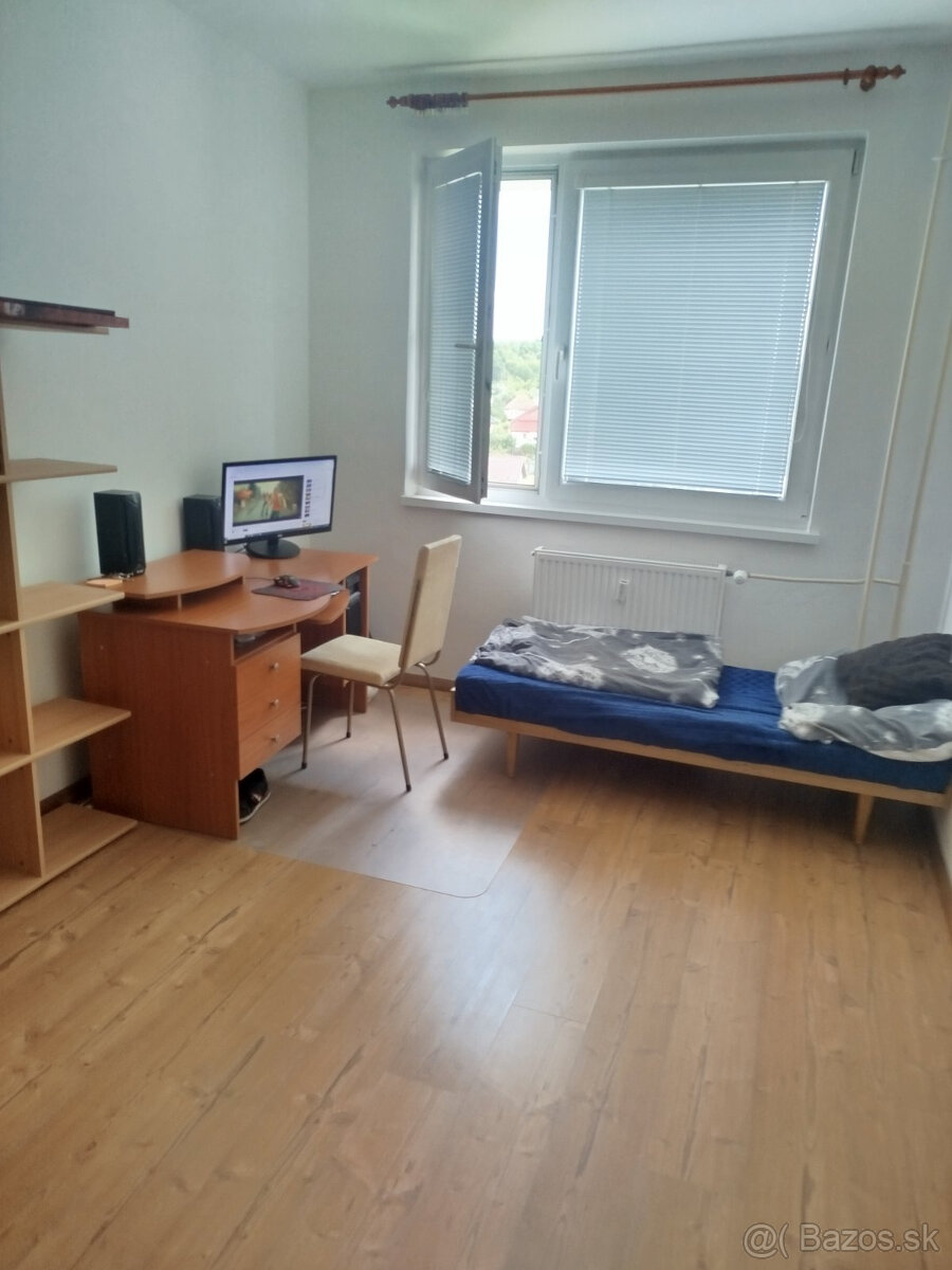 Ponúkam na spolubývanie izbu v 3-izbovom byte