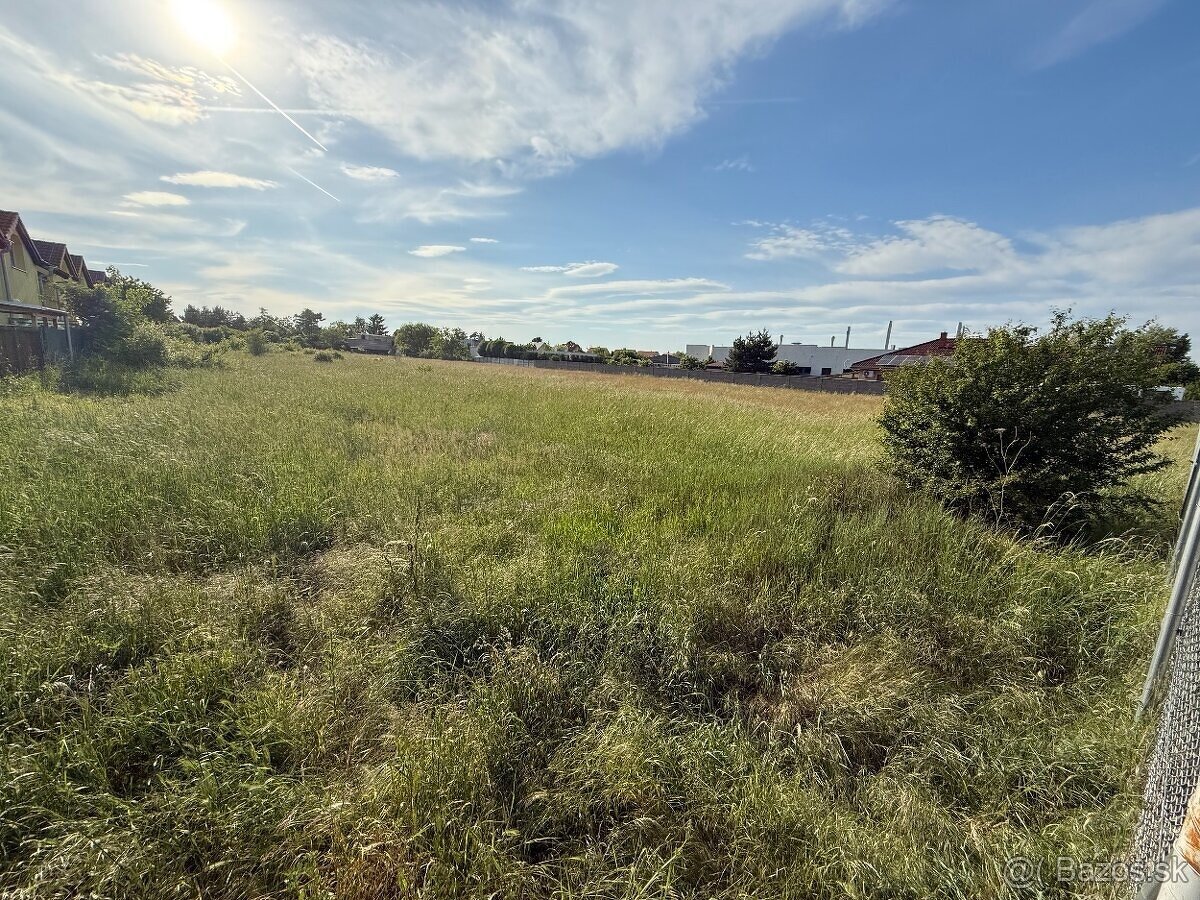 Ponúkame na predaj prestížny stavebný pozemok, MILOSLAVOV