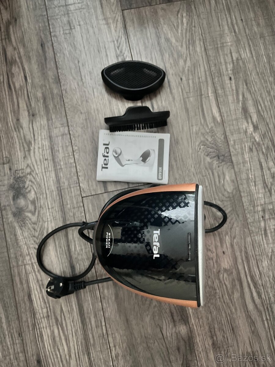 Ručná naparovacia žehlička odevov