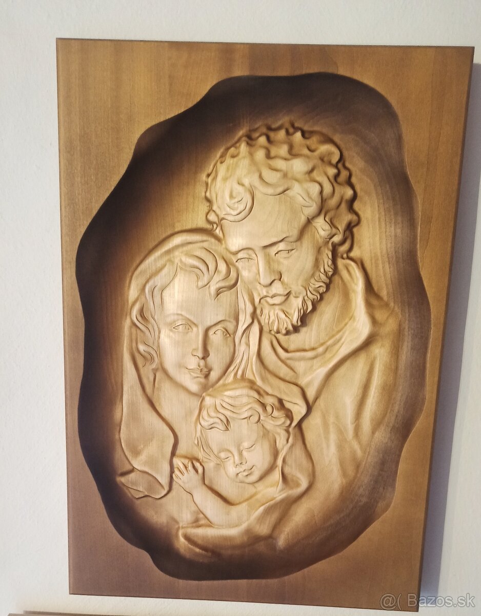 Drevený vyrezávaný obraz svätej rodiny