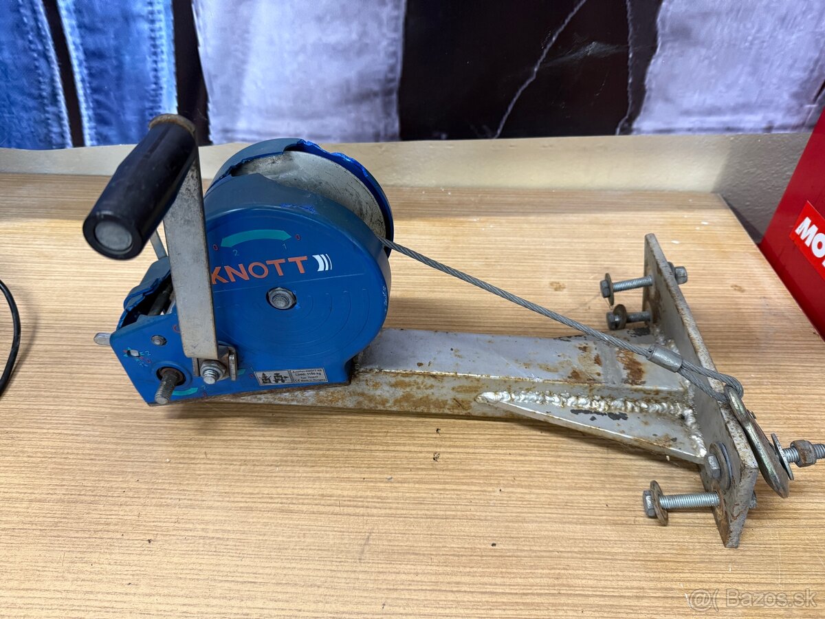 Ručný kľukový naviják Knott 1150 kg