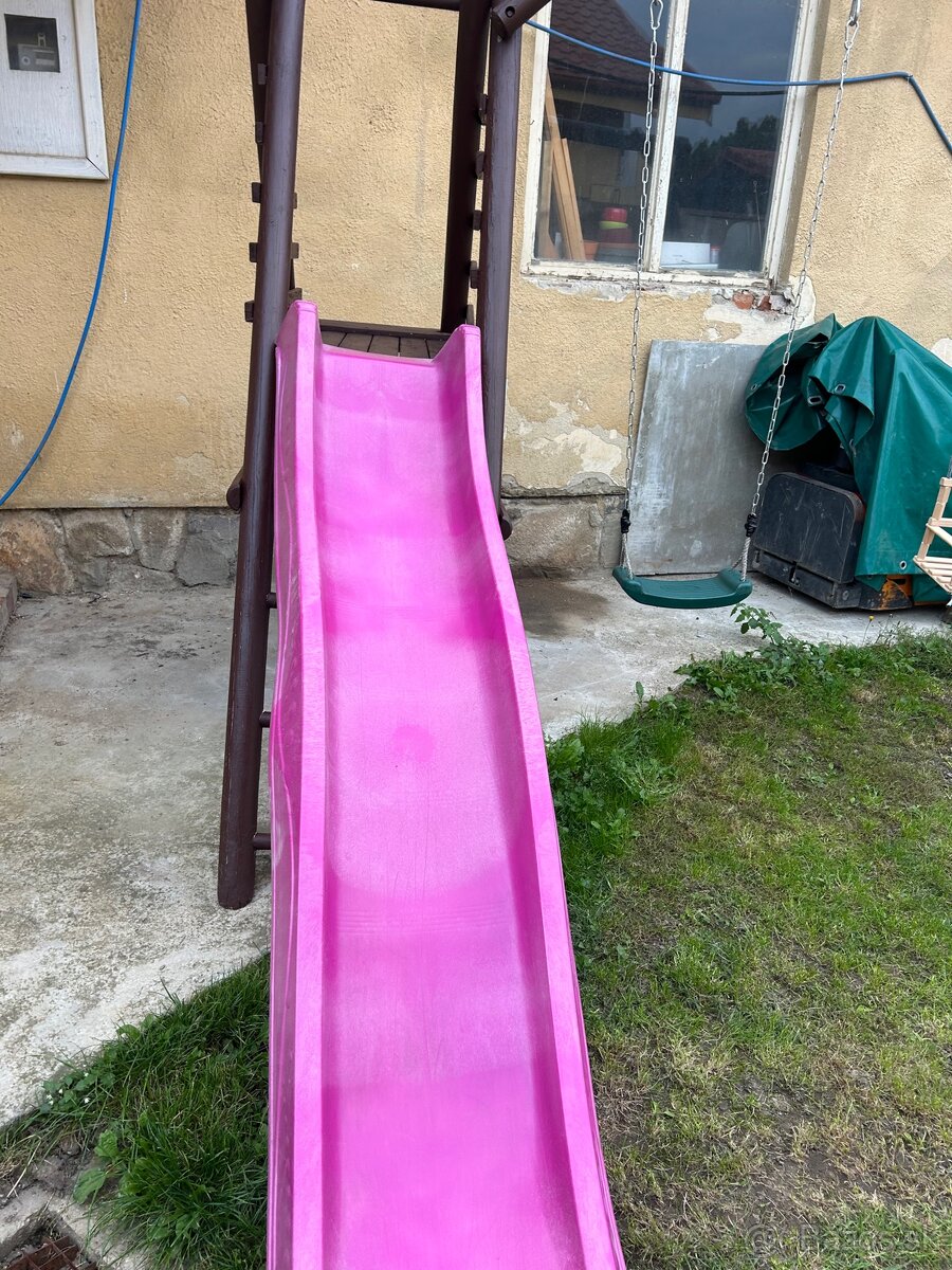 Detské ihrisko so šmykalkka hojdačka