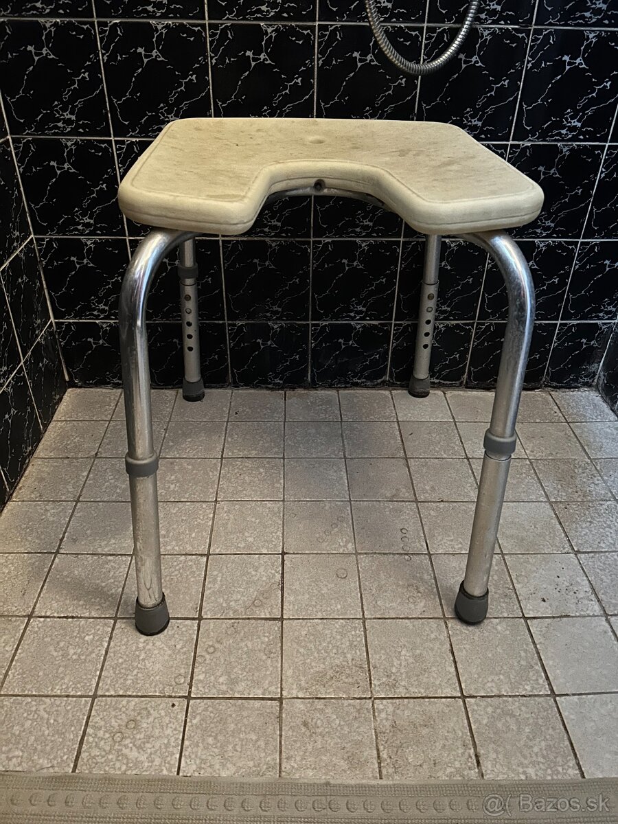 Plastová stolička do sprchy