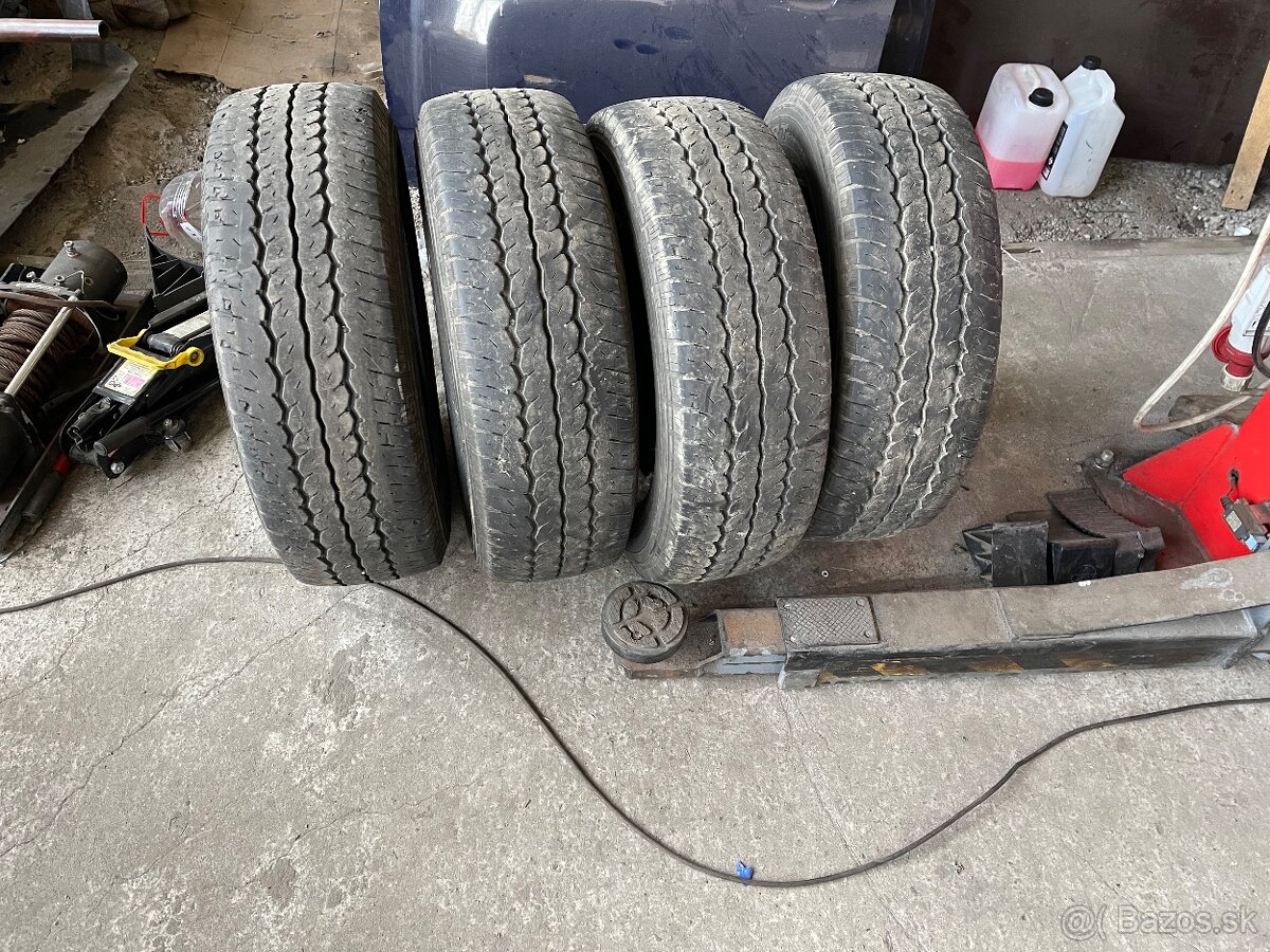 Maxxis MCV3+ 215/70R15C