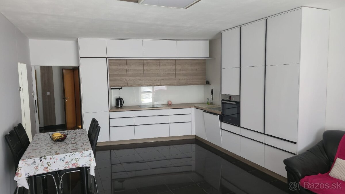 Predám 2 izbový byt so záhradou a parkovaním