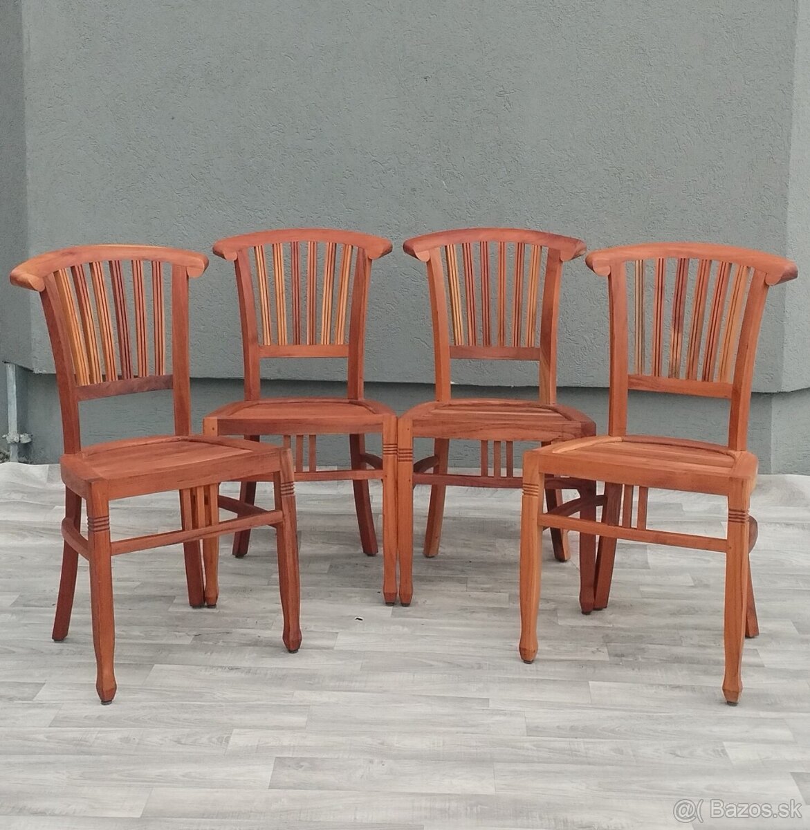 Set 4 teakových stoličiek.