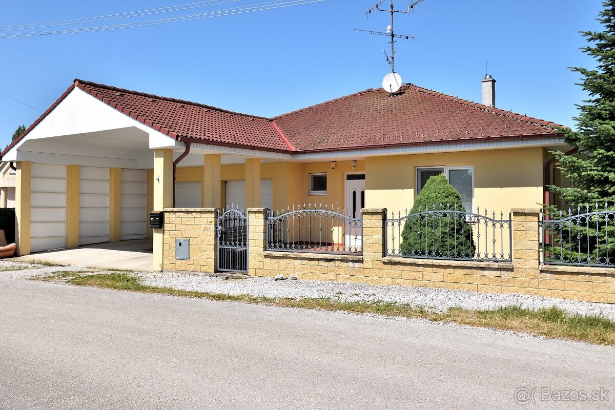 Priestranný 3 izbový dom s dvojgarážou, Kráľovičove Kračany