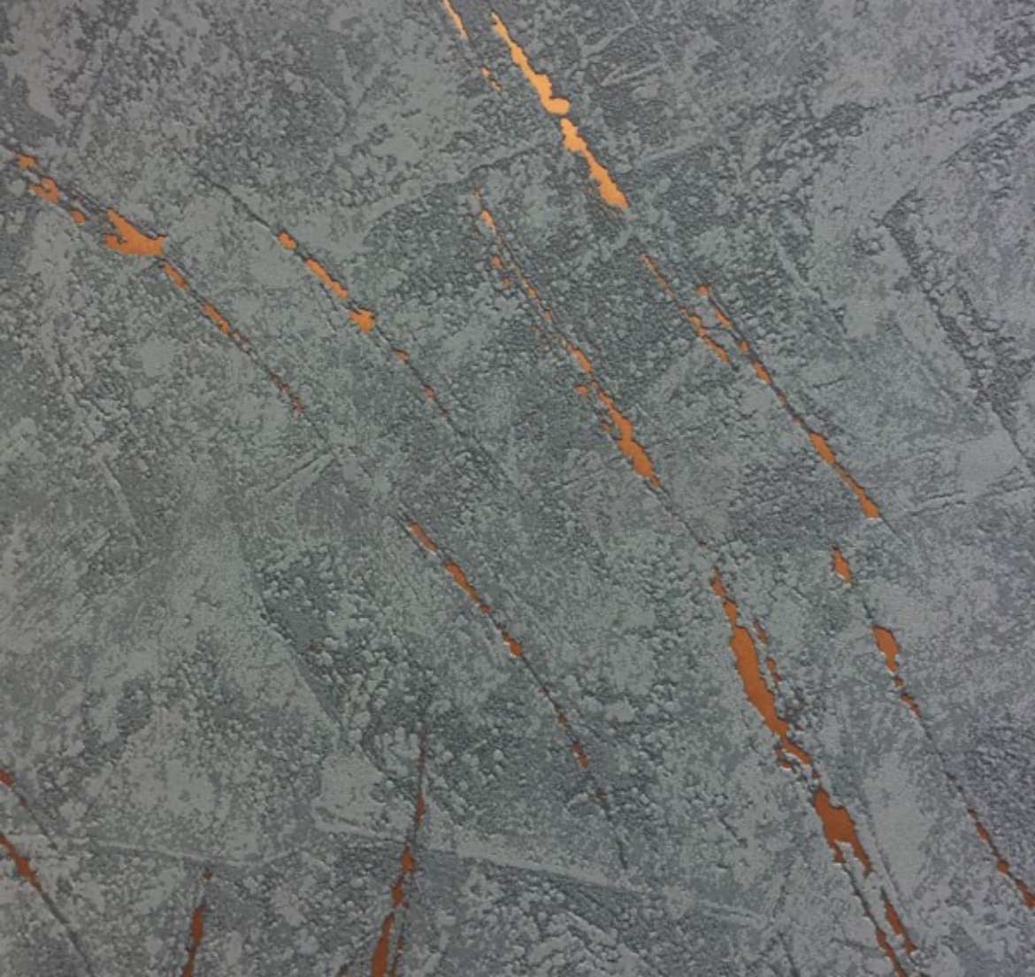 Tapeta sivo modra s bronz detail.