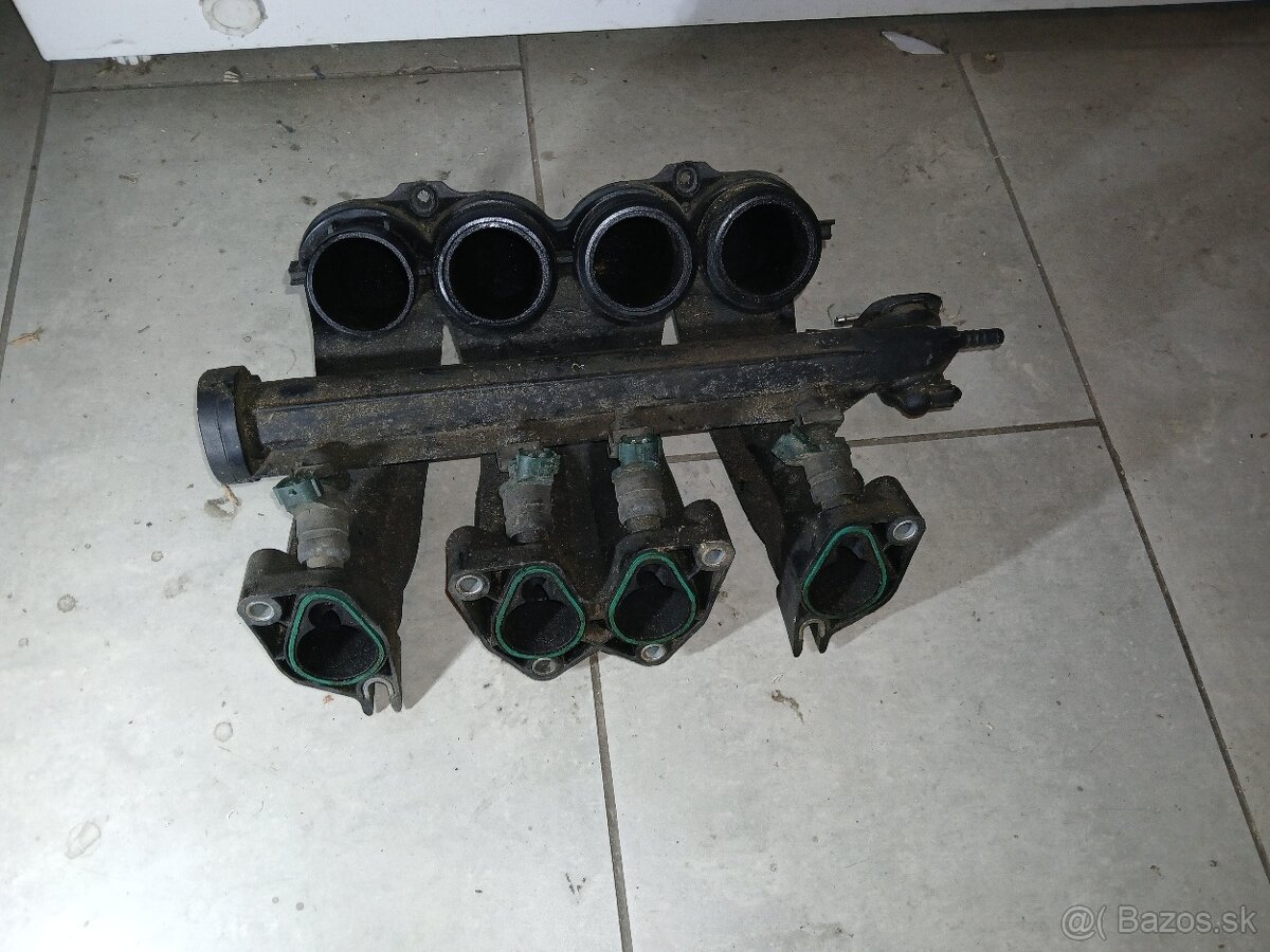 Sanie + vstrekovače + palivová rampa Škoda Octavia 1 1.6i