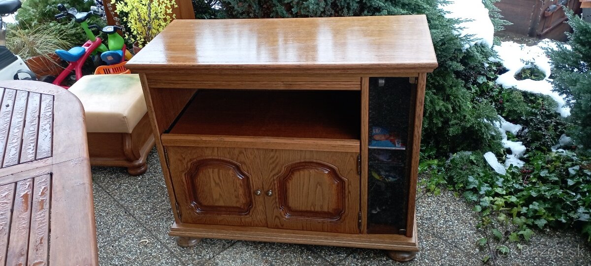 Rustikálna skrinka pod televízor