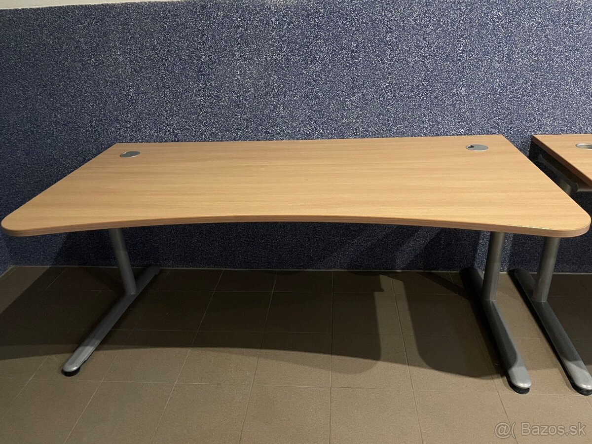 Kancelarsky pracovny stol s vyrezom