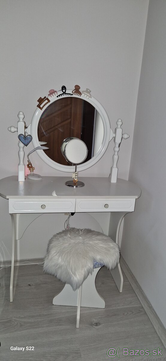 Kozmetický stolík so stoličkou
