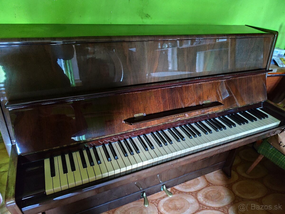 Piano Petrof