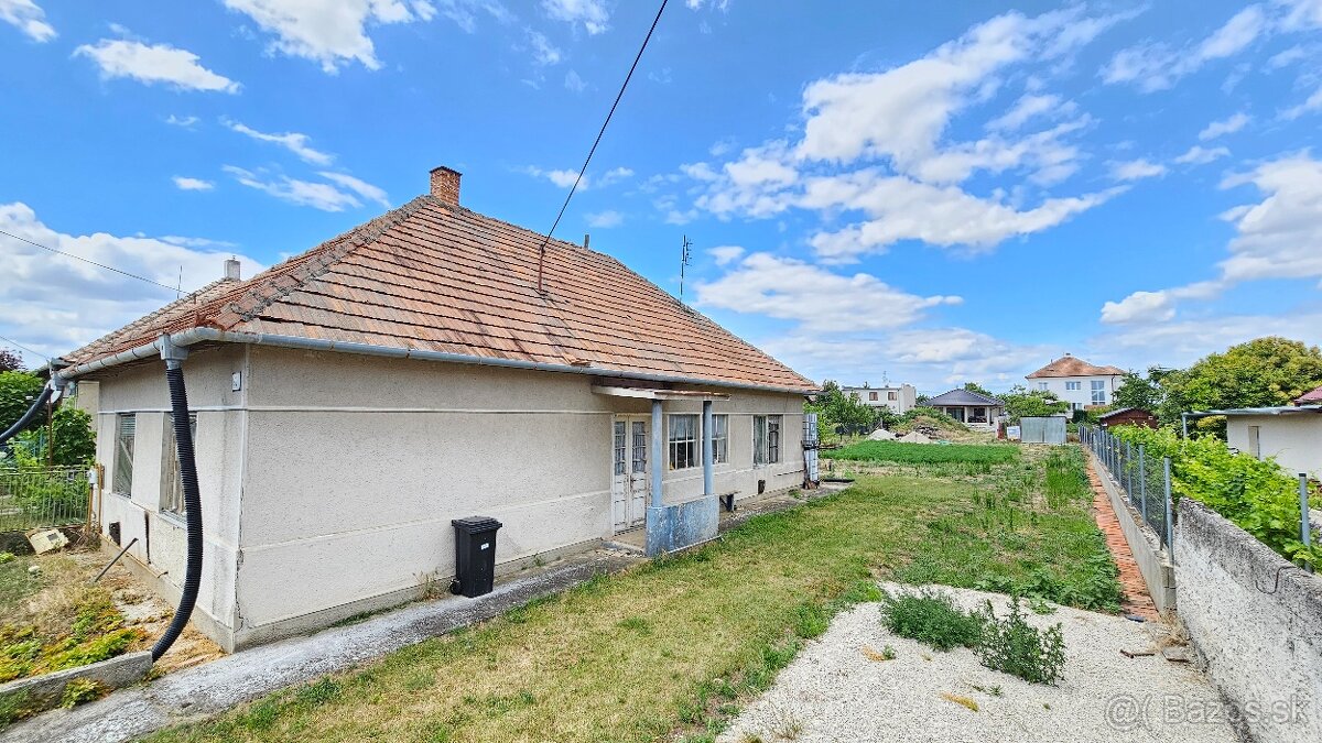 3 IZB ROD.DOM S VEĽKÝM POZEMKOM - KMEŤOVO, OKRES NOVÉ ZÁMKY