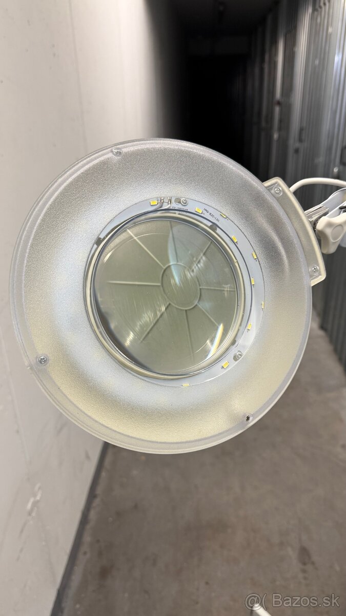 kozmeticka LED lampa s lupou