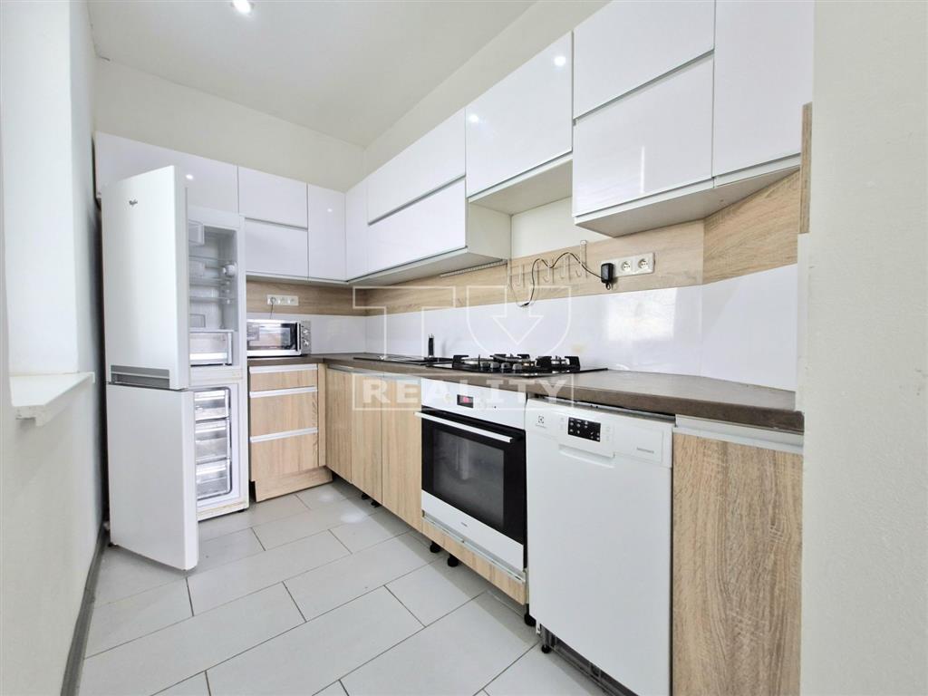 Na predaj rozľahlý 3-izbový byt s rozlohou 108 m2 v...