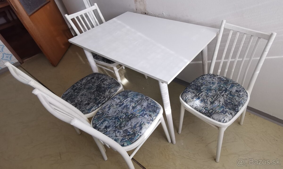 Stôl so stoličkami