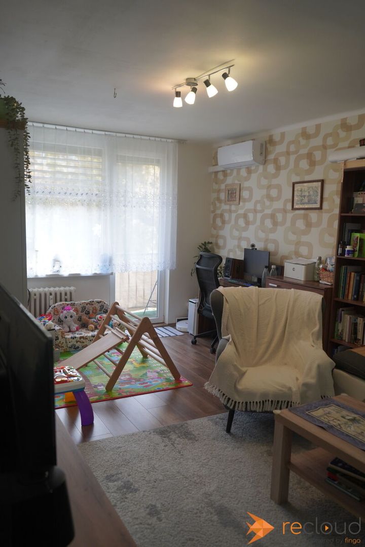 Veľkometrážny 3-izbový byt s balkónom vo vidieckom štýle.