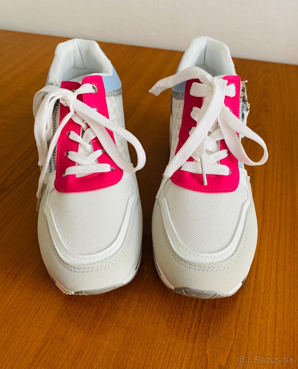 Nove damske tenisky c. 38