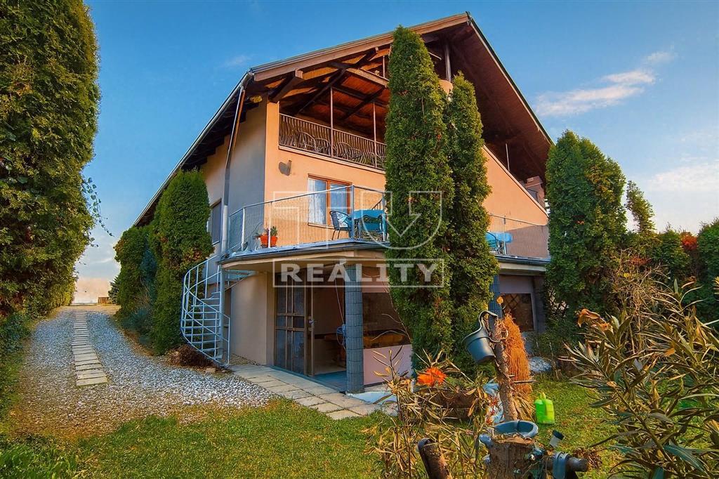 Znížená cena Na predaj penzión Gita v obci Podhájska...