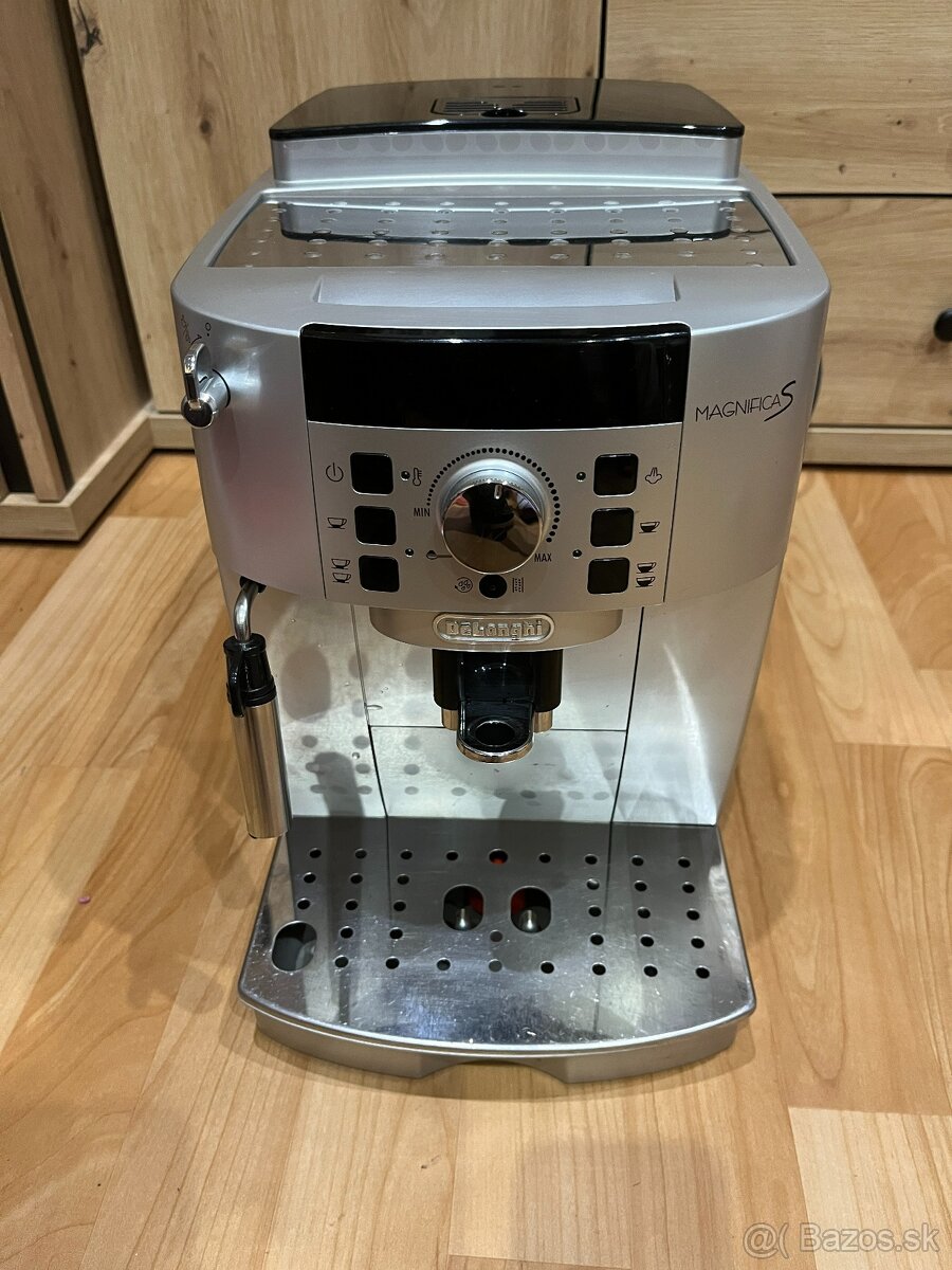 Predám automatický kávovar Delonghi Magnifica S