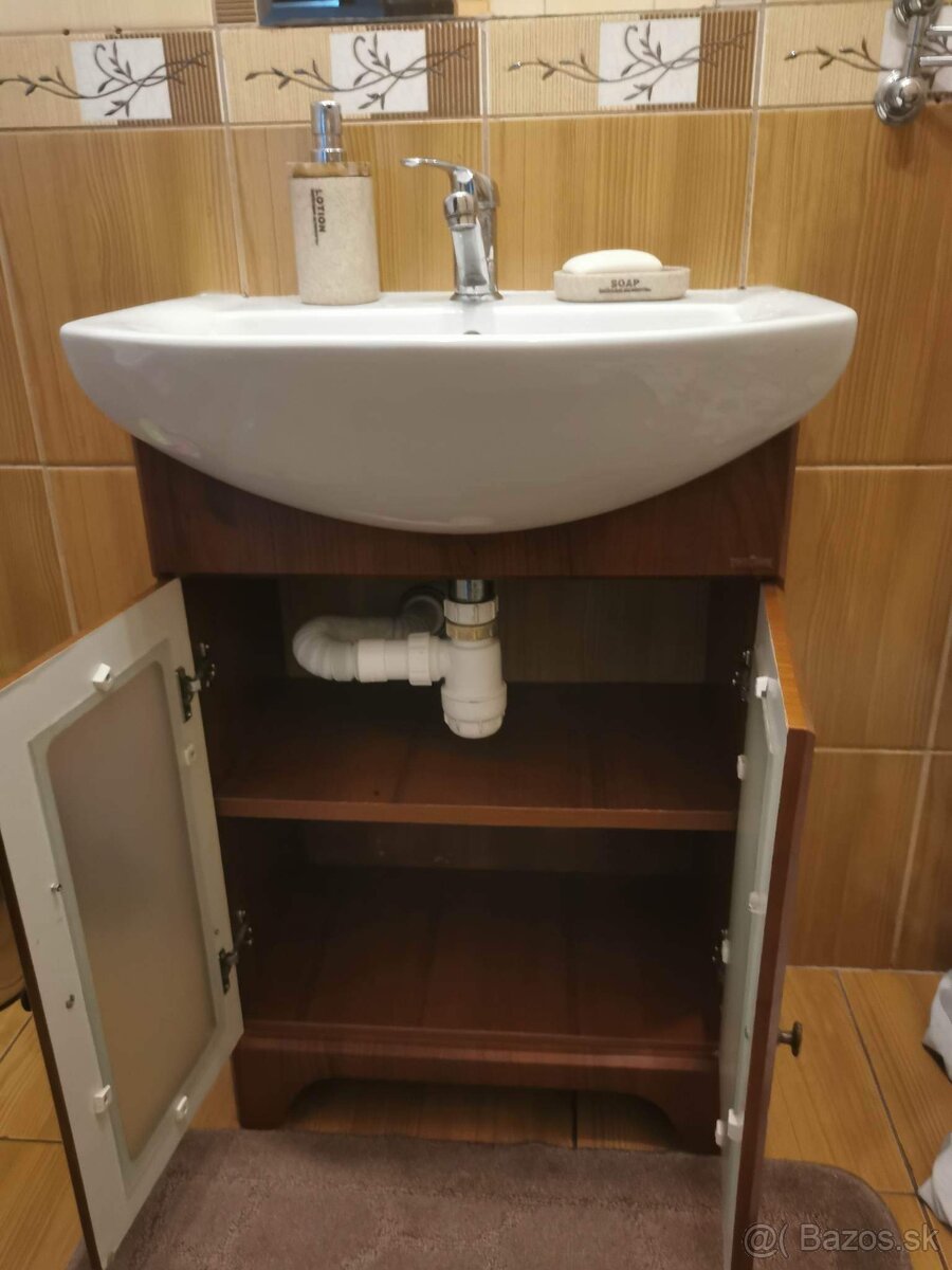 Umývadlo so skrinkou.