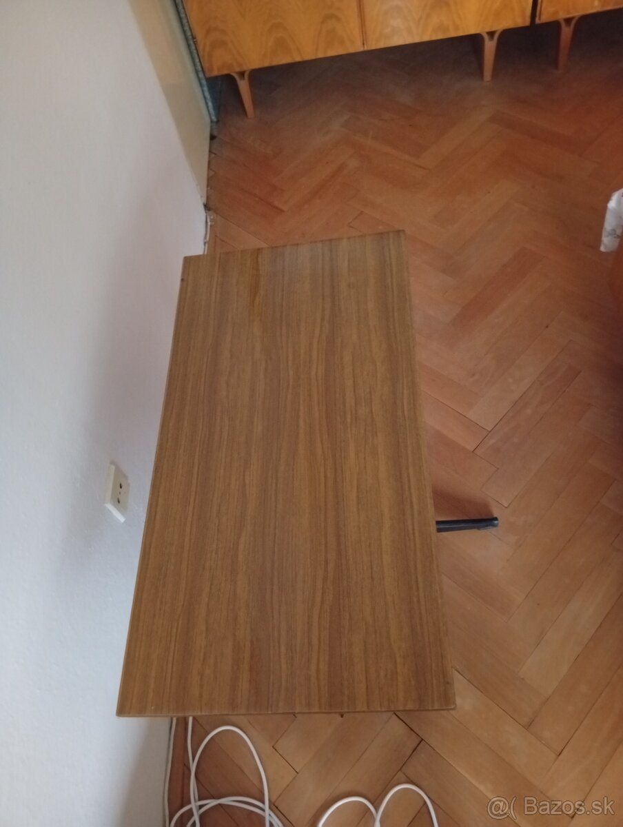 Darujem stolík pod TV