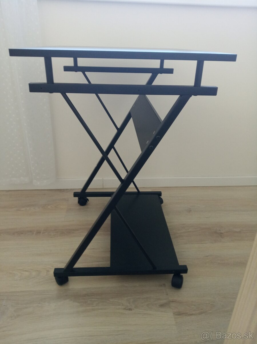 Stolík na kolieskach