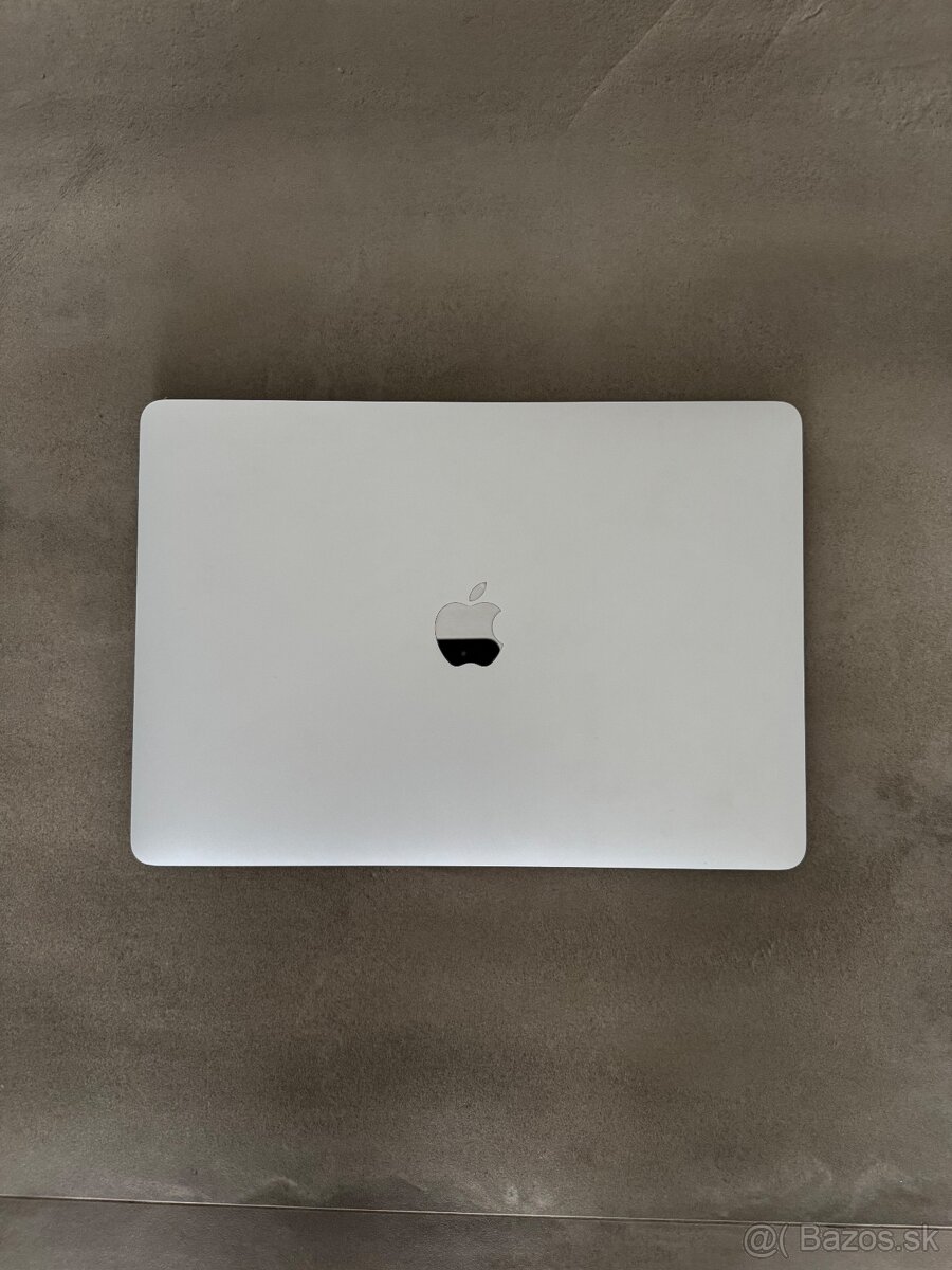 Predám MacBook Air 13” (2020)- Intel Core i5 + kožený kryt