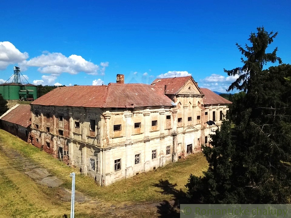 Kaštieľ plný histórie a krásy baroka v prostredí lipovej a