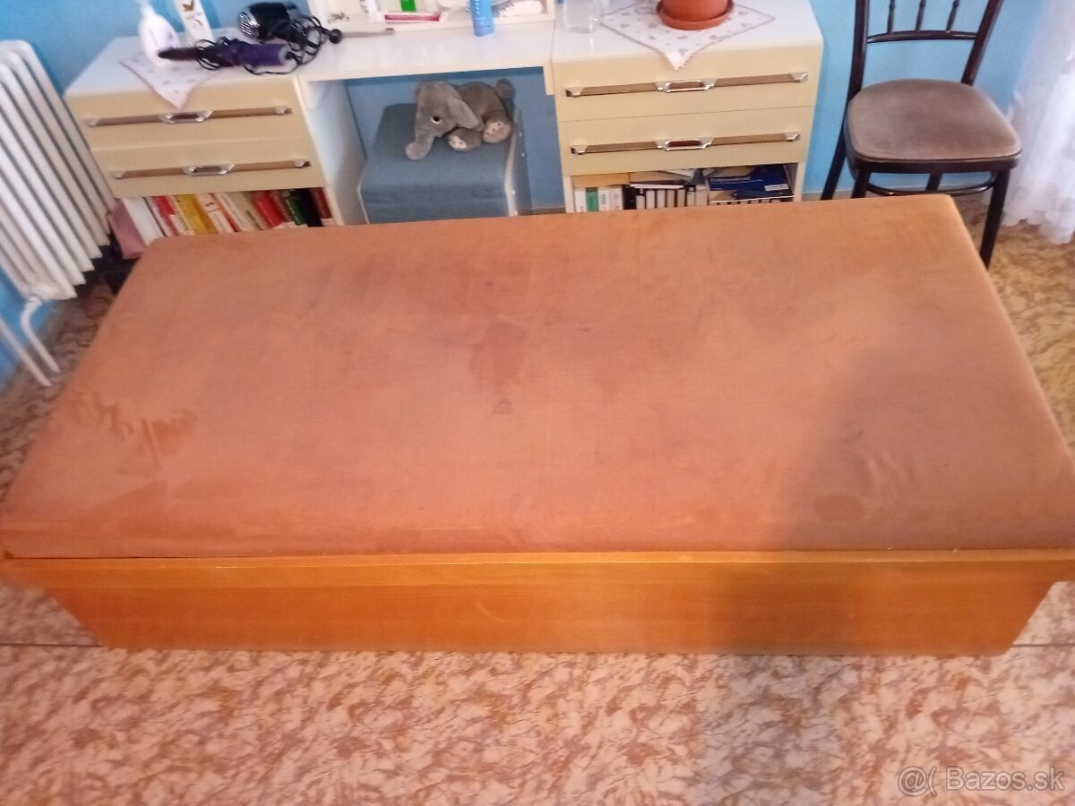 Váľanda s úložným priestorom