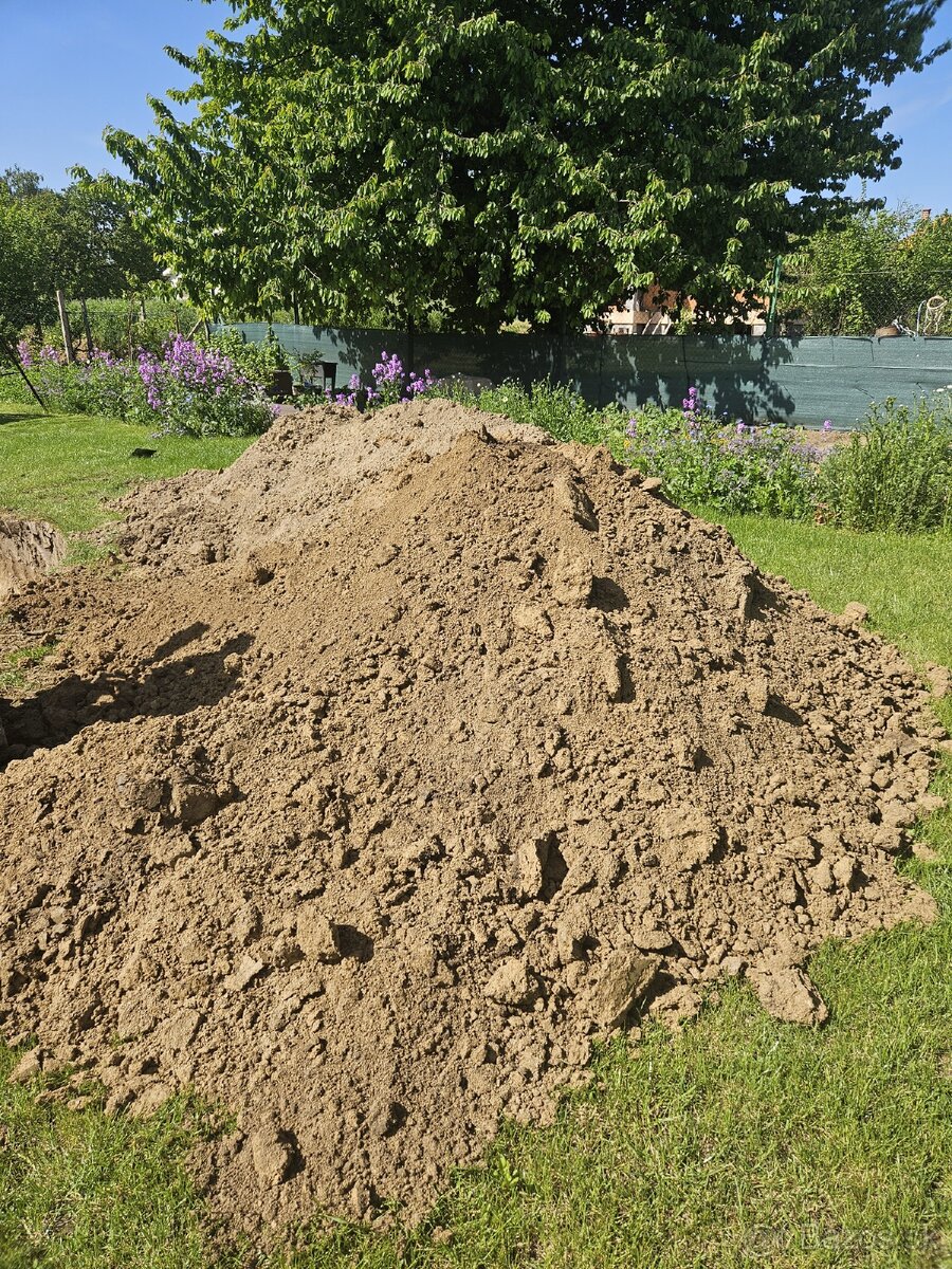 Darujem zem za odvoz