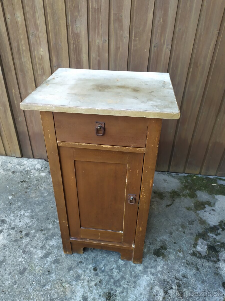Starý nočný stolík