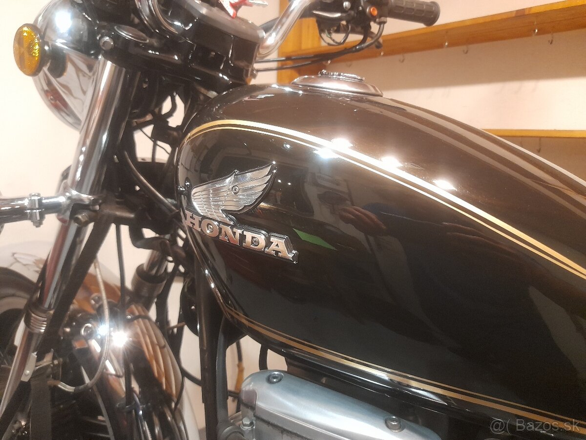Revoluční Japonský motocykl Honda CB 750 Four...
