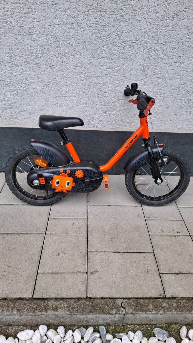 Detsky bicykel + prilba + pomocne koliecka + kosik