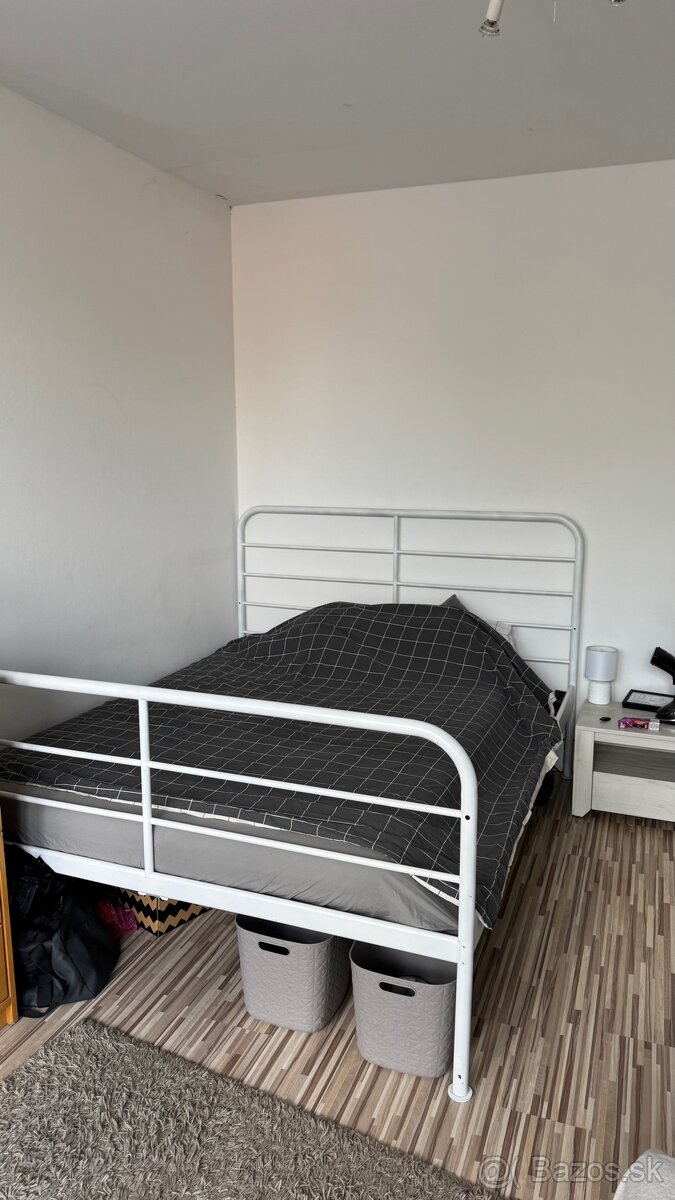 Manželská posteľ (King size) + nočný stolík